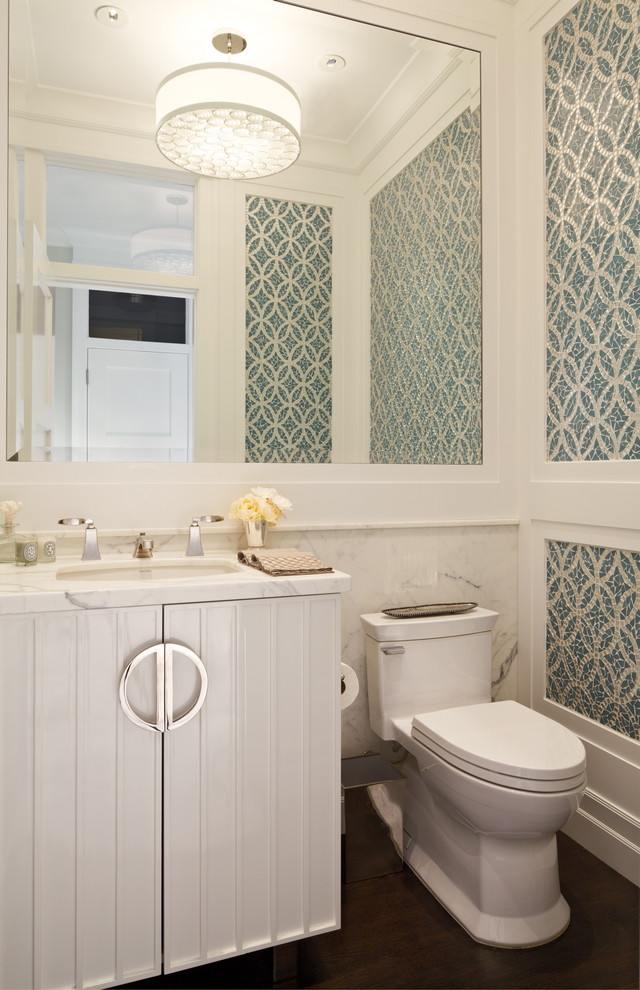 サンフランシスコにあるヴィクトリアン調のおしゃれなトイレ・洗面所 (白いキャビネット、青いタイル、モザイクタイル) の写真