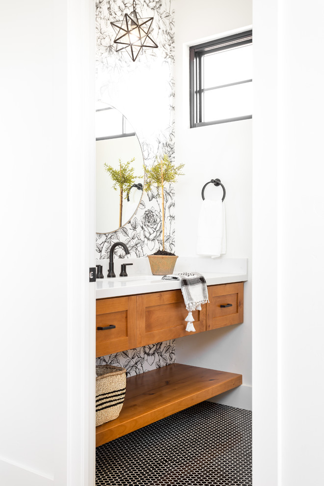 Lantlig inredning av ett litet vit vitt toalett, med skåp i shakerstil, skåp i ljust trä, vita väggar, klinkergolv i porslin, ett undermonterad handfat, marmorbänkskiva och blått golv