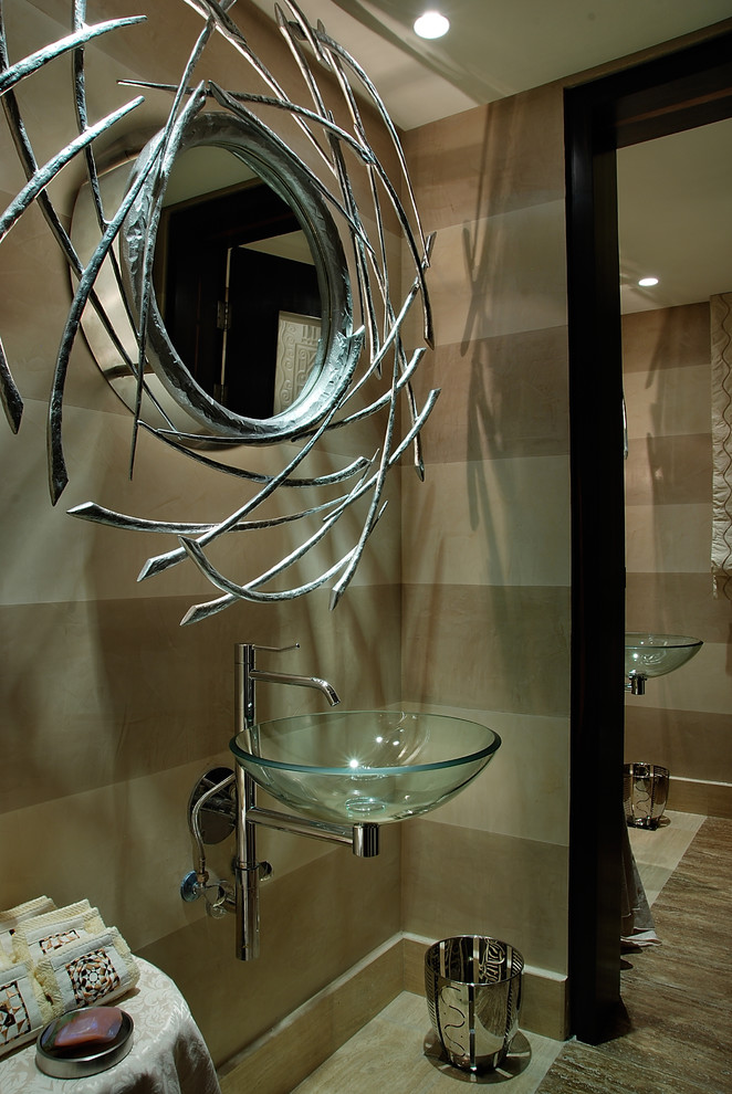 Идея дизайна: туалет в современном стиле с настольной раковиной