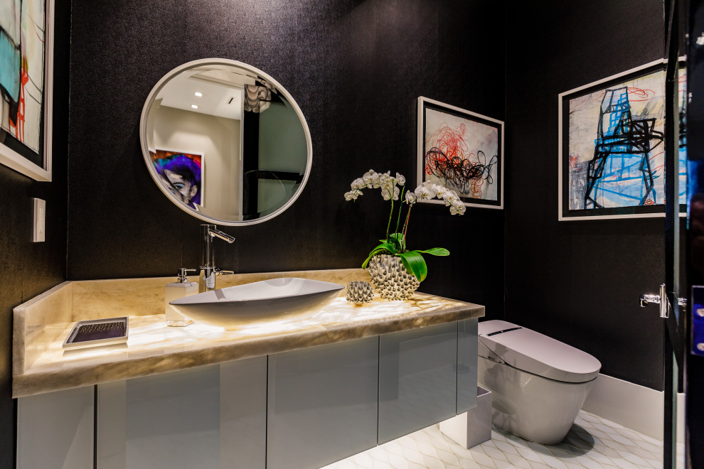 Moderne Gästetoilette mit flächenbündigen Schrankfronten, grauen Schränken, Toilette mit Aufsatzspülkasten, schwarzer Wandfarbe, Aufsatzwaschbecken, weißem Boden, beiger Waschtischplatte und schwebendem Waschtisch in Tampa