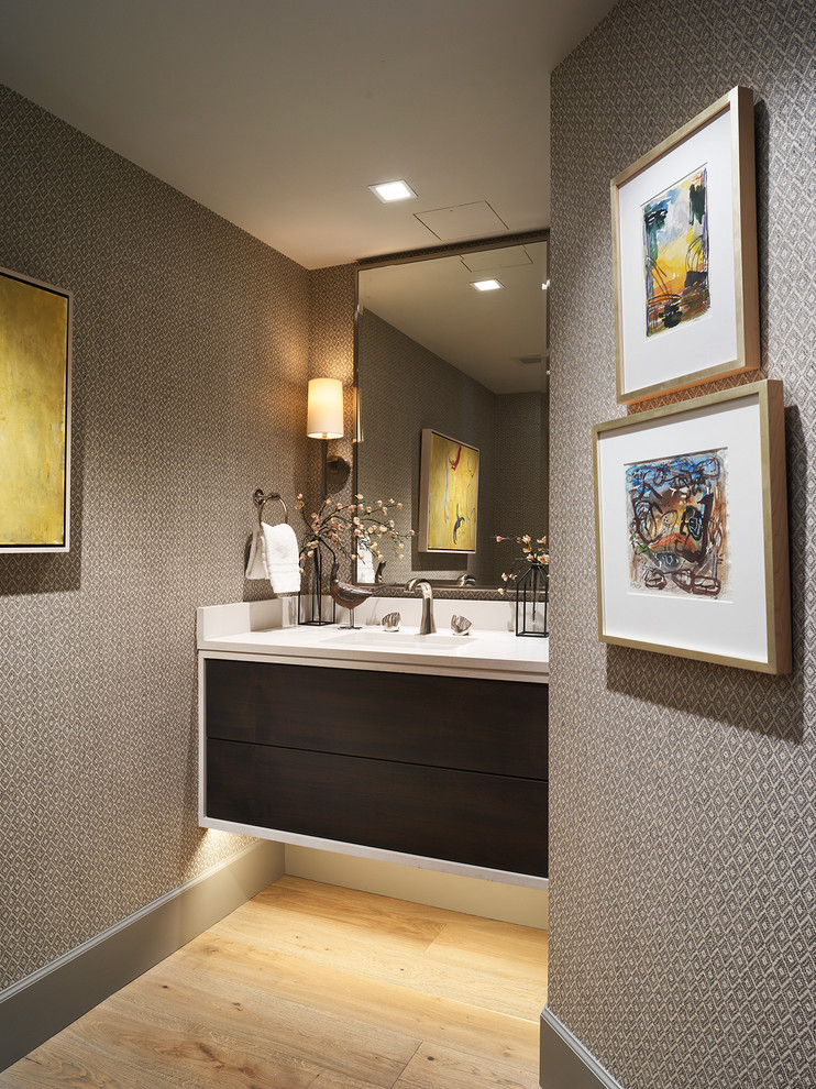 Mittelgroße Moderne Gästetoilette mit flächenbündigen Schrankfronten, dunklen Holzschränken, grauer Wandfarbe, hellem Holzboden und beigem Boden in Denver