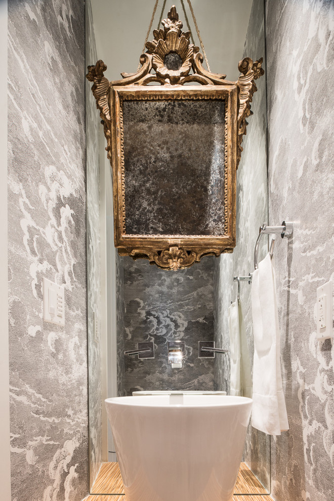 Kleine Klassische Gästetoilette mit grauer Wandfarbe, Aufsatzwaschbecken und Waschtisch aus Holz in San Francisco