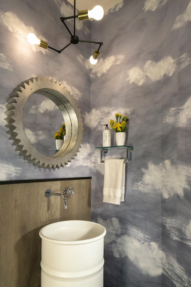 Ispirazione per un bagno di servizio design di medie dimensioni con pareti multicolore e lavabo a colonna