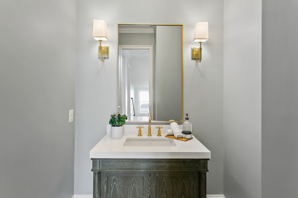 Idee per un bagno di servizio contemporaneo di medie dimensioni con ante in stile shaker, ante in legno bruno, pareti grigie, lavabo sottopiano e top bianco