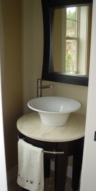 Foto di un piccolo bagno di servizio stile americano con lavabo a bacinella, consolle stile comò, ante in legno bruno, top in marmo, WC monopezzo, pareti beige e pavimento in marmo