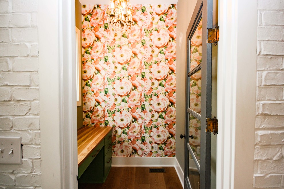 Foto di un piccolo bagno di servizio country con ante lisce, ante verdi, piastrelle rosa, pareti rosa, parquet scuro, top in legno e pavimento marrone