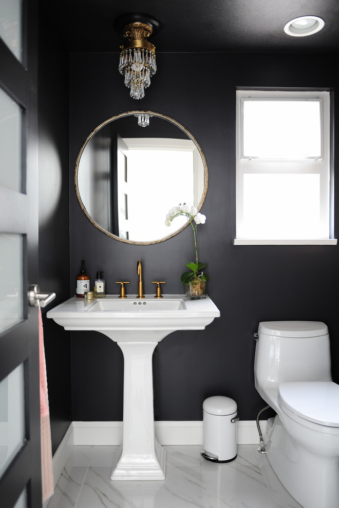Exempel på ett mellanstort klassiskt toalett, med en toalettstol med hel cisternkåpa, vit kakel, svarta väggar, marmorgolv och ett piedestal handfat