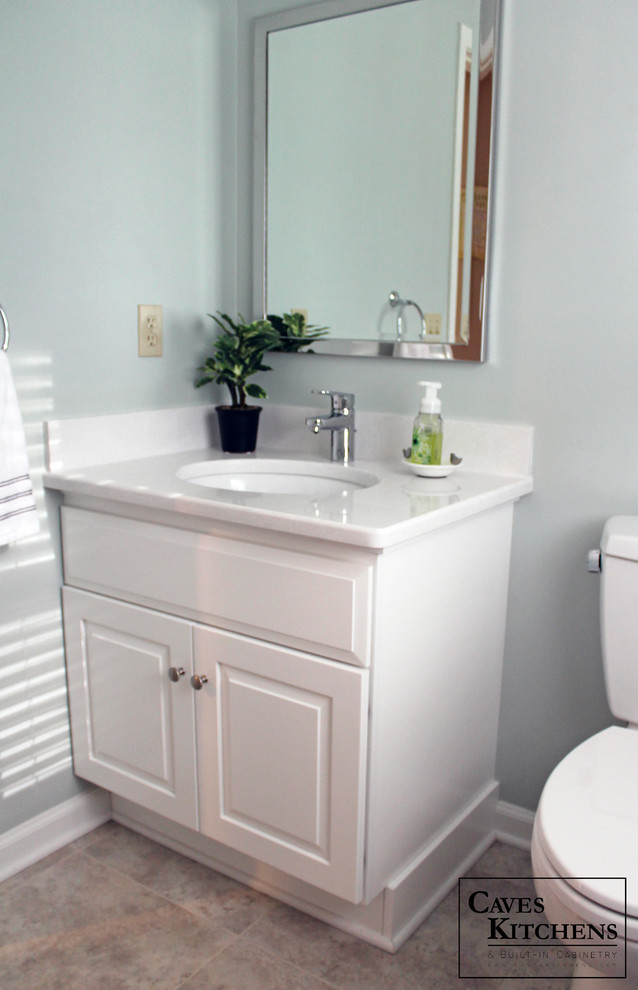 Kleine Klassische Gästetoilette mit profilierten Schrankfronten, weißen Schränken, Toilette mit Aufsatzspülkasten, blauer Wandfarbe, Vinylboden, Unterbauwaschbecken und Quarzwerkstein-Waschtisch in New York