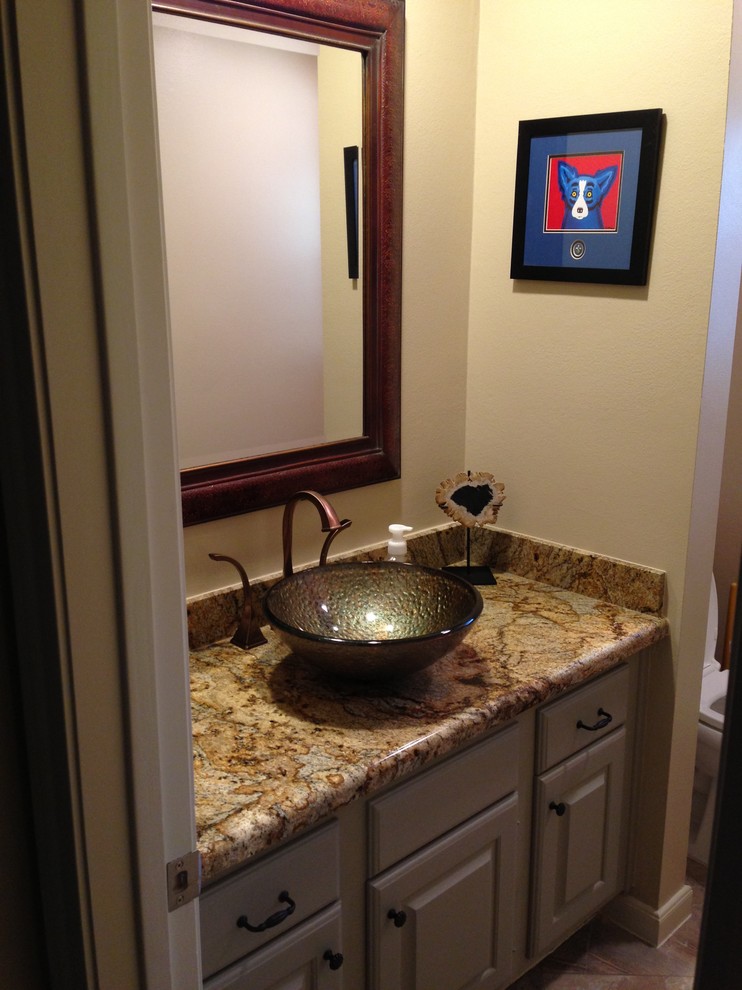 Foto di un piccolo bagno di servizio design con ante con bugna sagomata, ante grigie, pareti beige, pavimento con piastrelle in ceramica, lavabo a bacinella, top in granito e pavimento marrone