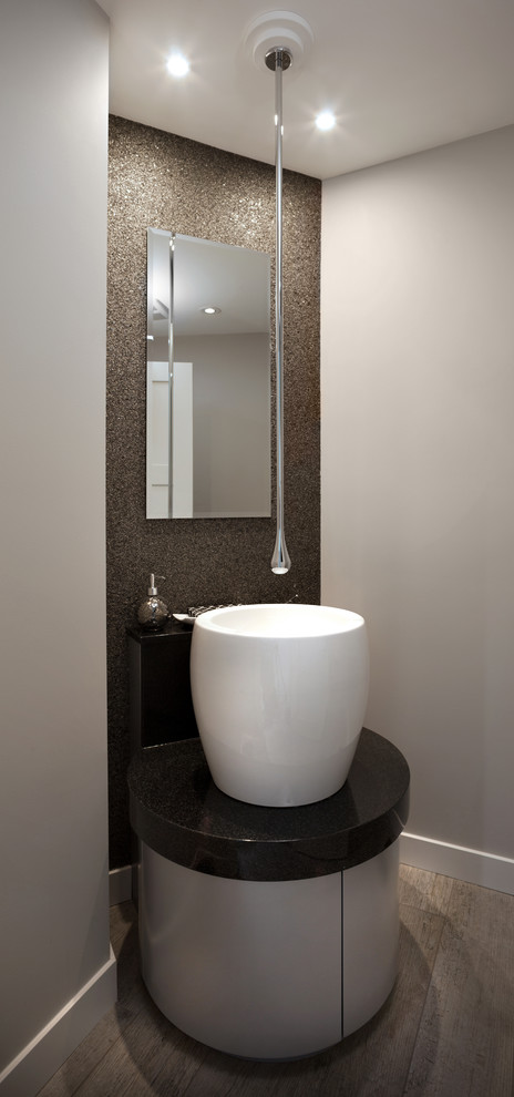 Inspiration för ett litet funkis svart svart toalett, med släta luckor, grå skåp, grå väggar, ett fristående handfat, granitbänkskiva och grått golv