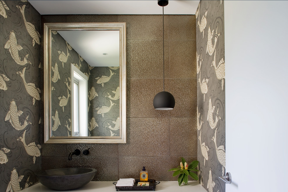 Foto på ett funkis toalett, med ett fristående handfat, brun kakel och flerfärgade väggar