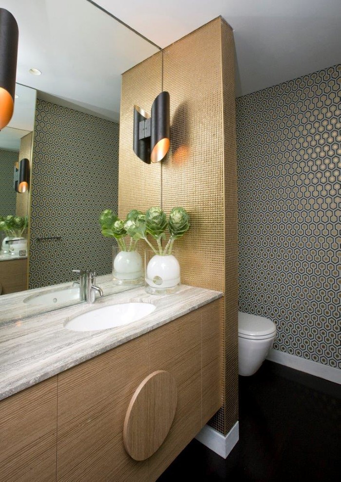 На фото: туалет среднего размера в стиле ретро с врезной раковиной, светлыми деревянными фасадами и разноцветными стенами с