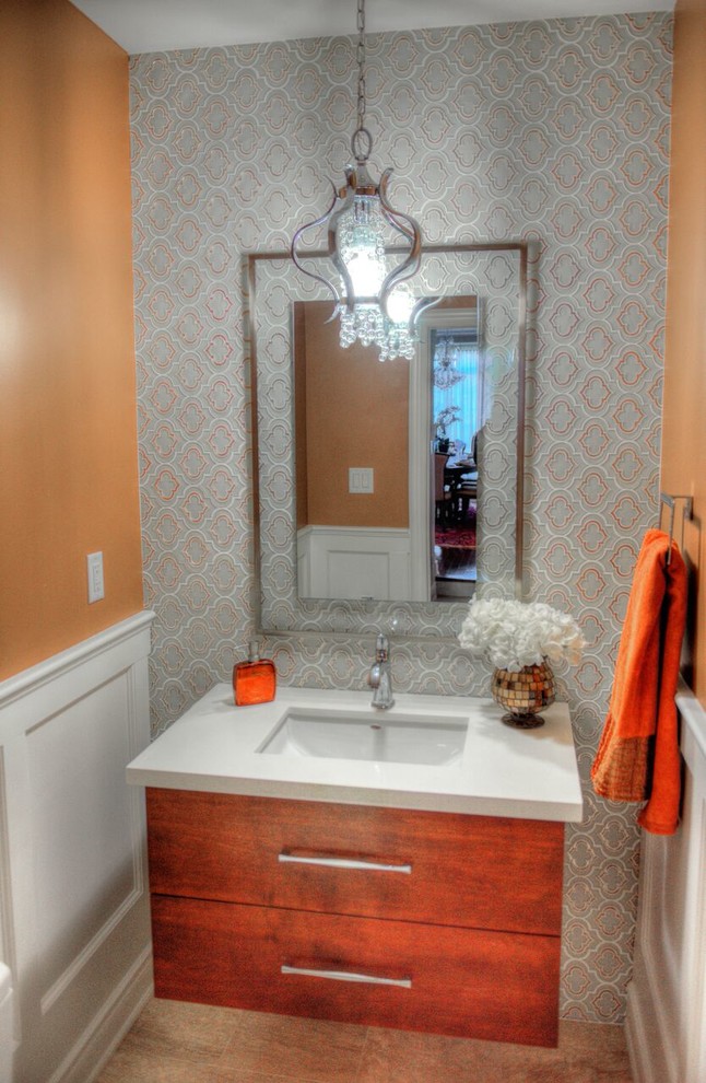 Immagine di un bagno di servizio classico di medie dimensioni con ante lisce, ante in legno bruno, pareti arancioni, pavimento in gres porcellanato, lavabo sottopiano e pavimento marrone