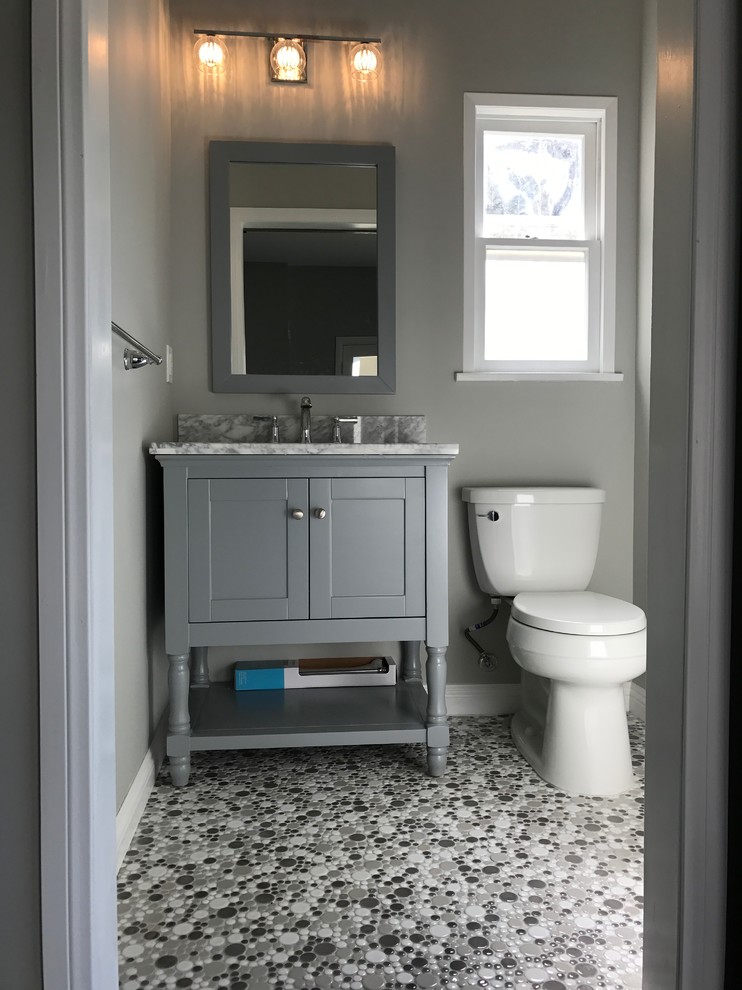 Idées déco pour un WC et toilettes classique de taille moyenne avec un placard à porte shaker, des portes de placard grises, WC séparés, un carrelage gris, un mur blanc, un sol en galet, un lavabo encastré, un plan de toilette en marbre, un sol multicolore et un plan de toilette gris.