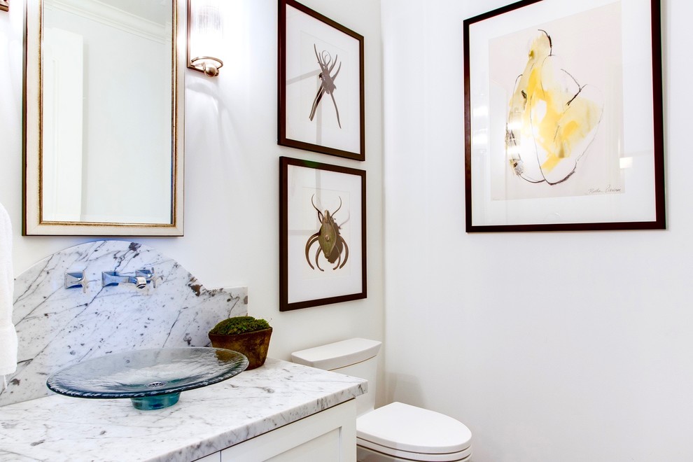 Cette image montre un petit WC et toilettes traditionnel avec un placard à porte shaker, des portes de placard blanches, WC à poser, un mur blanc, parquet foncé, une vasque et un plan de toilette en marbre.