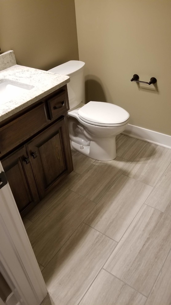 Exemple d'un petit WC et toilettes chic avec un carrelage beige, un mur beige, un sol en carrelage de céramique, un lavabo encastré, un plan de toilette en granite, un sol beige et un plan de toilette marron.