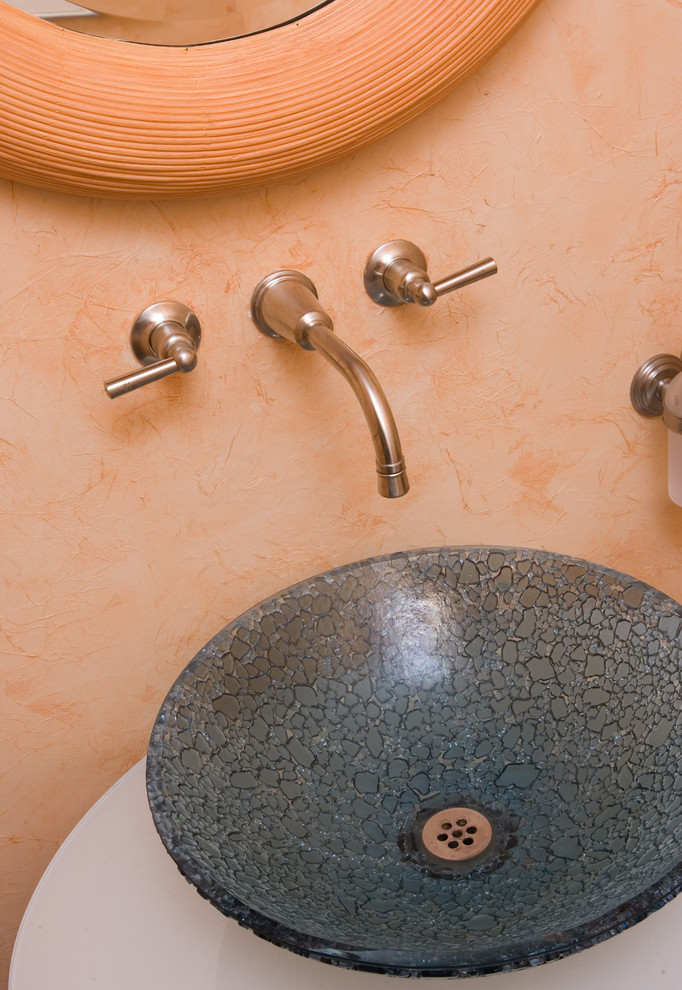 Diseño de aseo tradicional renovado pequeño con paredes rosas, lavabo sobreencimera y encimeras blancas
