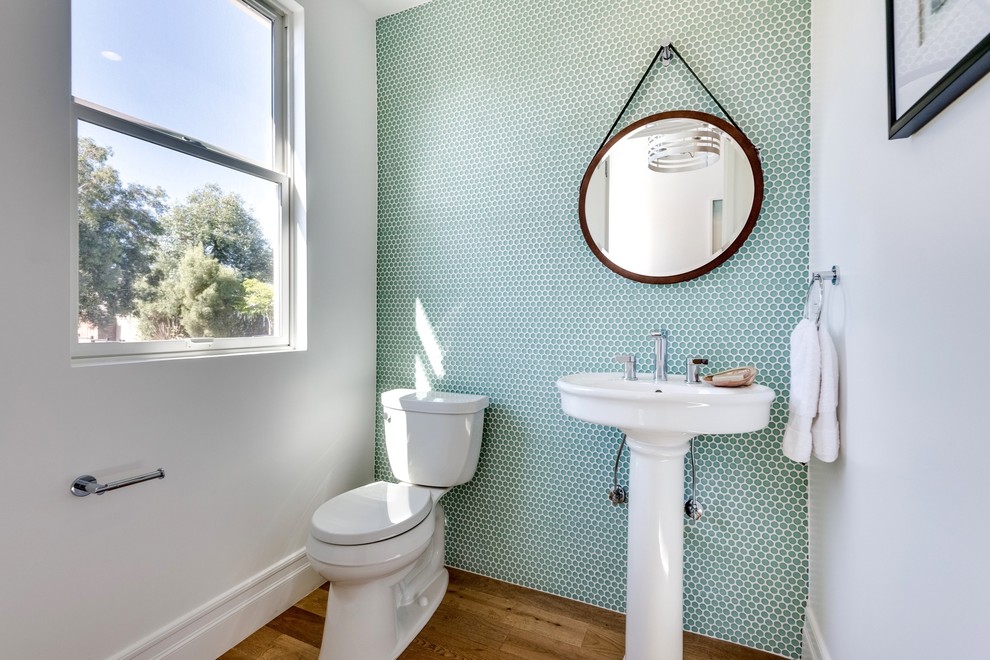 Стильный дизайн: туалет в морском стиле с раковиной с пьедесталом, раздельным унитазом, зелеными стенами, зеленой плиткой и плиткой мозаикой - последний тренд