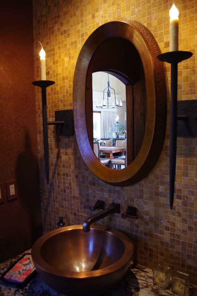 フェニックスにある中くらいなサンタフェスタイルのおしゃれなトイレ・洗面所 (ベッセル式洗面器、御影石の洗面台、ベージュのタイル、ベージュの壁、モザイクタイル) の写真