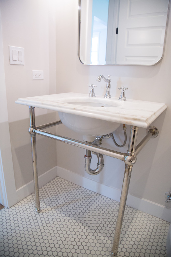 Exemple d'un petit WC et toilettes nature avec un carrelage blanc, un sol en carrelage de céramique, un lavabo encastré et un plan de toilette en marbre.