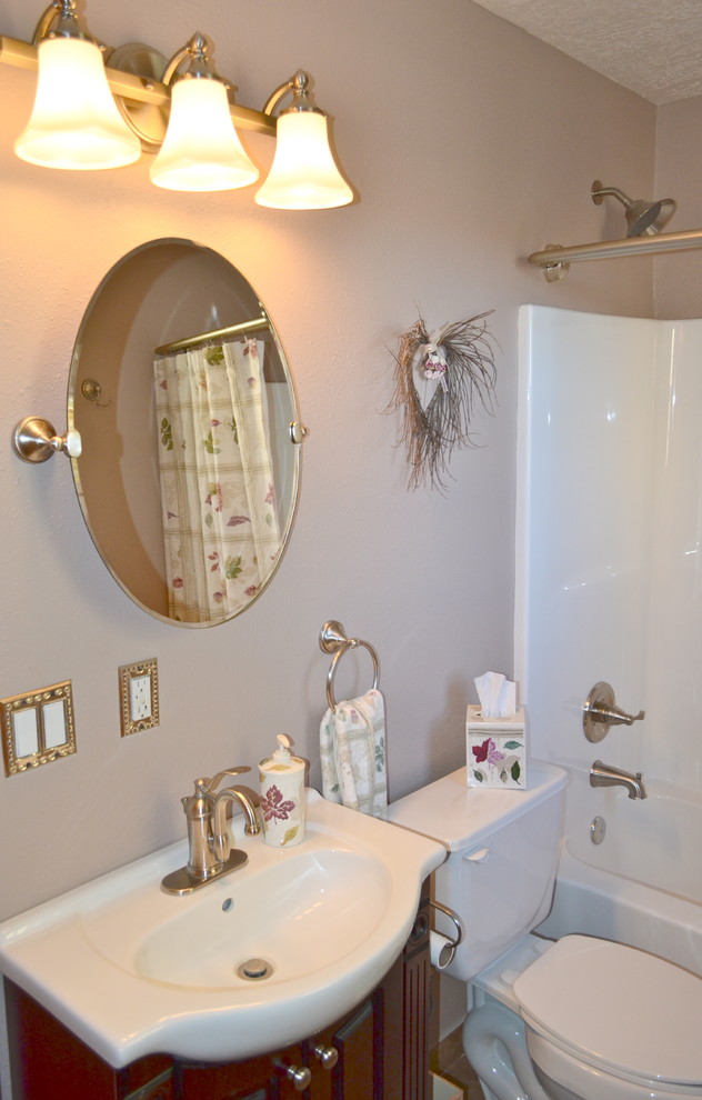 Esempio di un bagno di servizio stile americano di medie dimensioni con lavabo a colonna, ante con riquadro incassato, ante in legno bruno, piastrelle beige, piastrelle in ceramica, pareti grigie e pavimento con piastrelle in ceramica