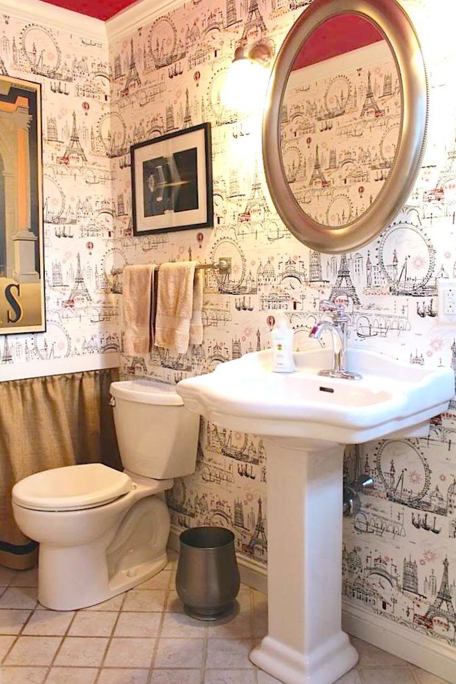 Foto di un piccolo bagno di servizio bohémian con lavabo a colonna, pareti multicolore e pavimento con piastrelle in ceramica