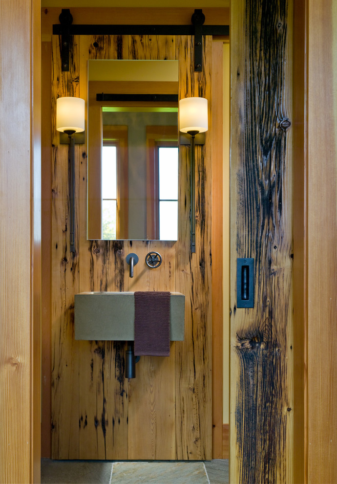 Inspiration för rustika toaletter, med ett väggmonterat handfat
