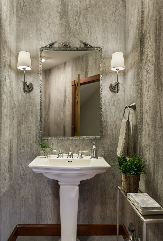 ポートランドにある地中海スタイルのおしゃれなトイレ・洗面所の写真