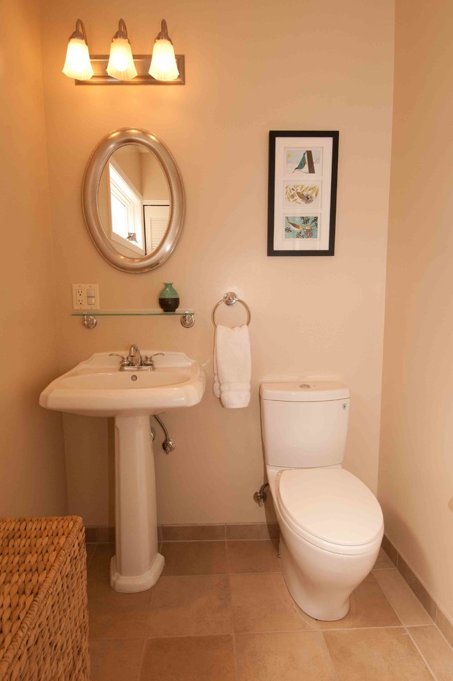 Свежая идея для дизайна: туалет в классическом стиле с раковиной с пьедесталом - отличное фото интерьера