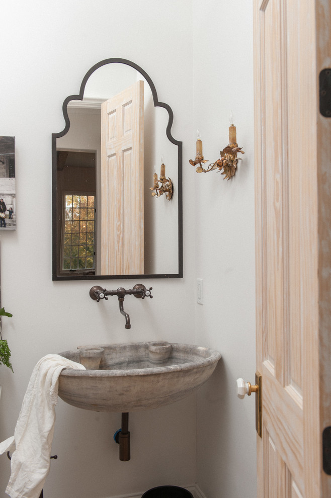 Источник вдохновения для домашнего уюта: туалет в средиземноморском стиле с подвесной раковиной