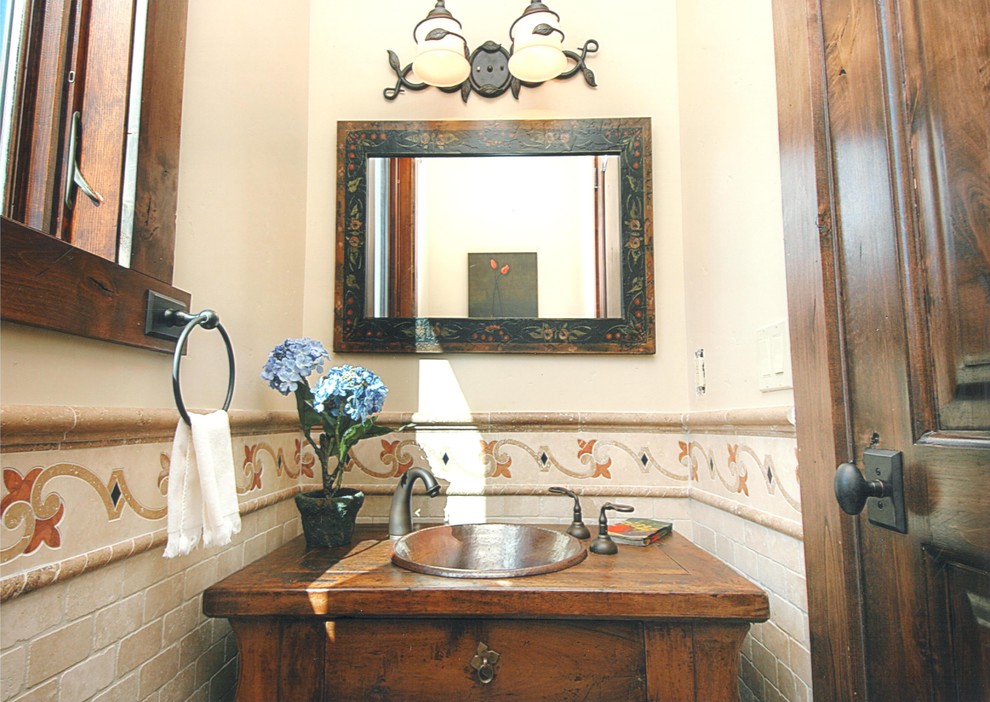 Inspiration pour un petit WC et toilettes méditerranéen en bois brun avec un placard à porte plane, un carrelage beige, des carreaux en terre cuite, un mur beige, un plan de toilette en bois et un plan de toilette marron.