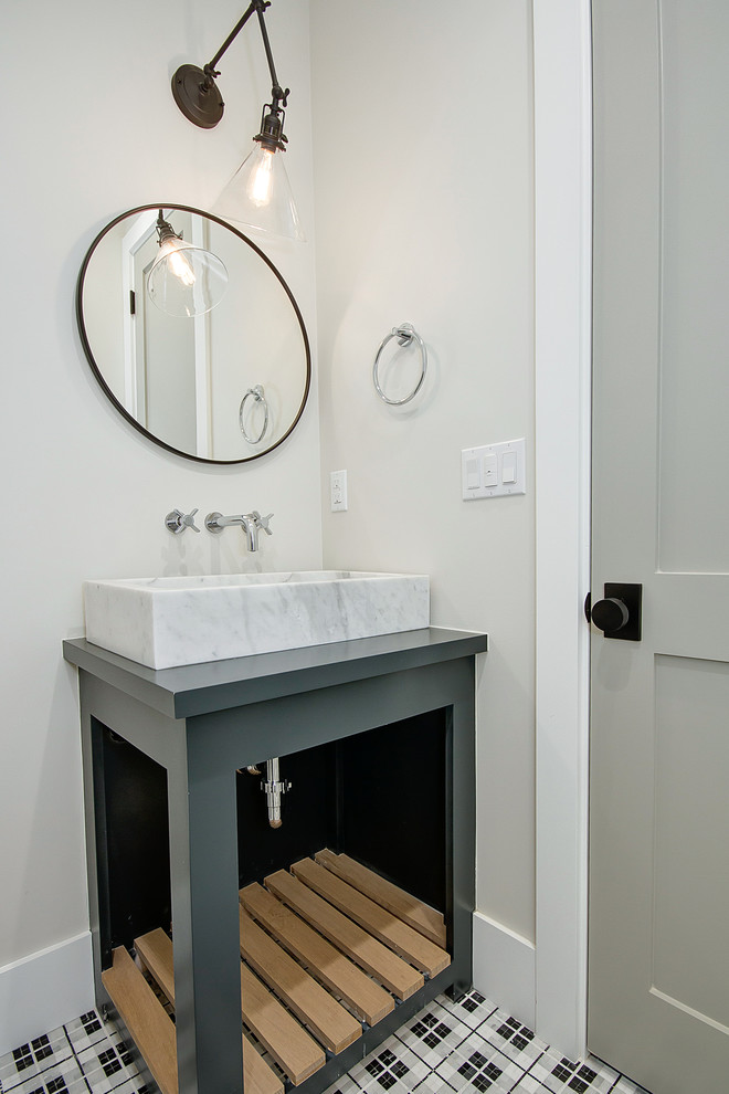 Idéer för små lantliga toaletter, med öppna hyllor, grå skåp, grå väggar, ett fristående handfat och flerfärgat golv