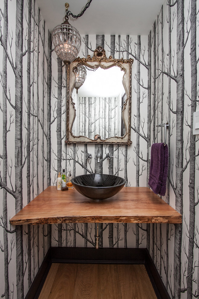 Moderne Gästetoilette mit Aufsatzwaschbecken, Waschtisch aus Holz, bunten Wänden, braunem Holzboden und brauner Waschtischplatte in Toronto