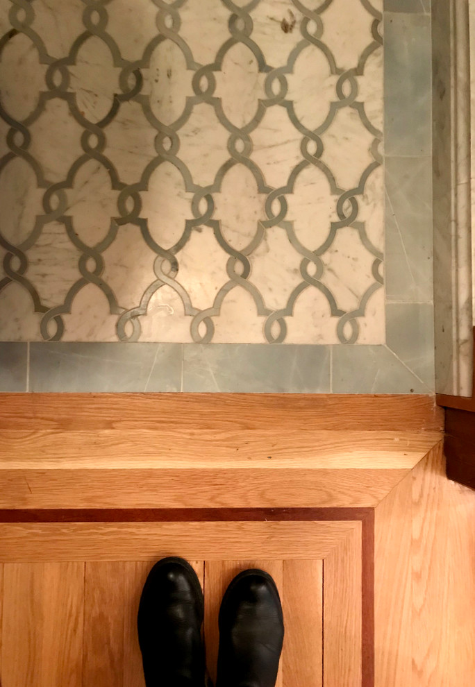 Esempio di un piccolo bagno di servizio vittoriano con WC sospeso, piastrelle bianche, piastrelle di marmo, pavimento in marmo, lavabo sospeso, pareti multicolore e pavimento multicolore