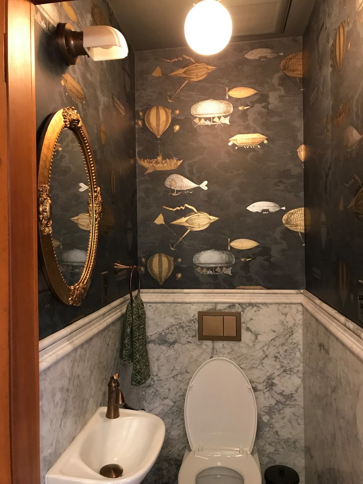 シアトルにある高級な小さなヴィクトリアン調のおしゃれなトイレ・洗面所 (壁掛け式トイレ、白いタイル、石スラブタイル、黒い壁、大理石の床、壁付け型シンク、白い床) の写真
