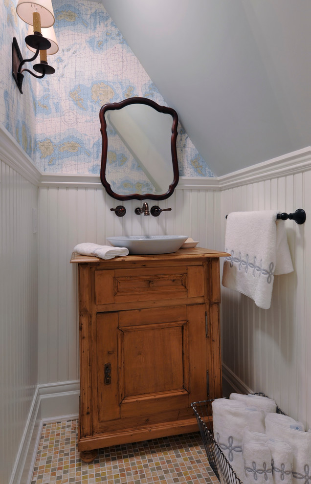 Immagine di un piccolo bagno di servizio vittoriano con lavabo a bacinella, ante in legno scuro, top in legno, pavimento con piastrelle a mosaico, ante con riquadro incassato e top marrone
