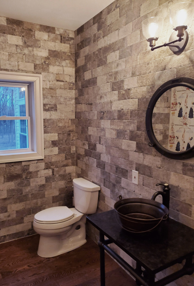 Inspiration för ett mellanstort eklektiskt brun brunt toalett, med öppna hyllor, svarta skåp, en toalettstol med separat cisternkåpa, flerfärgad kakel, keramikplattor, flerfärgade väggar, mellanmörkt trägolv, ett fristående handfat, granitbänkskiva och brunt golv