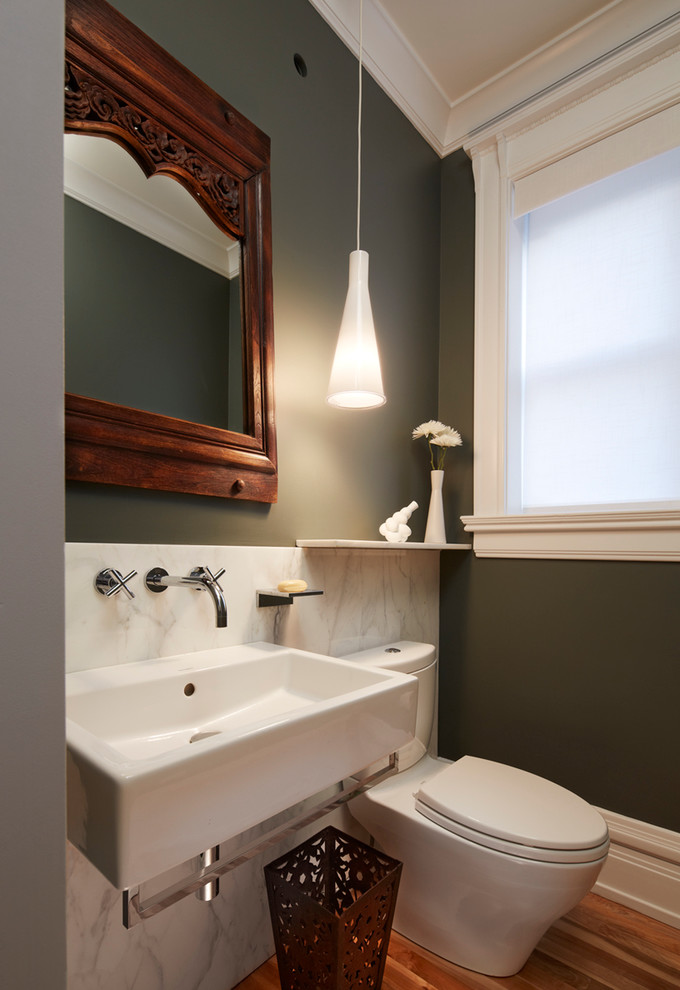 シカゴにあるヴィクトリアン調のおしゃれなトイレ・洗面所 (壁付け型シンク、白いタイル、大理石タイル) の写真