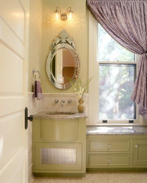 Inspiration för mellanstora klassiska toaletter, med luckor med infälld panel, gröna skåp, stenkakel, gröna väggar, klinkergolv i keramik, ett undermonterad handfat och granitbänkskiva