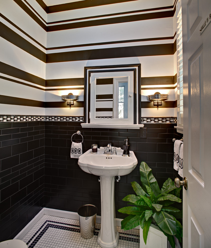 Cette image montre un petit WC et toilettes victorien avec un lavabo de ferme, un carrelage noir, des carreaux de céramique, un mur multicolore et un sol en carrelage de céramique.