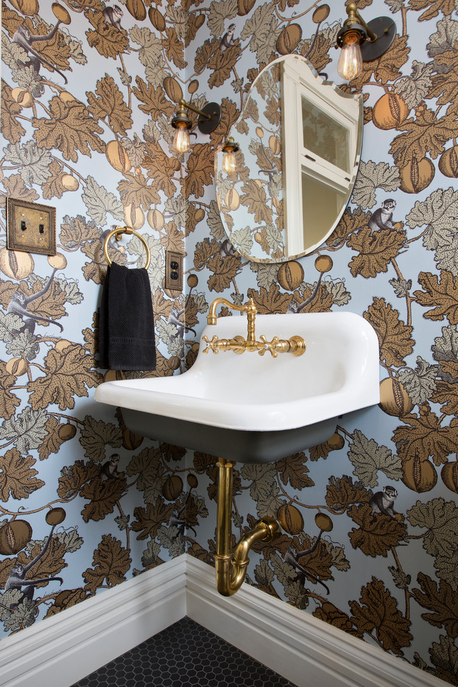 Diseño de aseo clásico con paredes multicolor, suelo con mosaicos de baldosas, lavabo suspendido y suelo negro