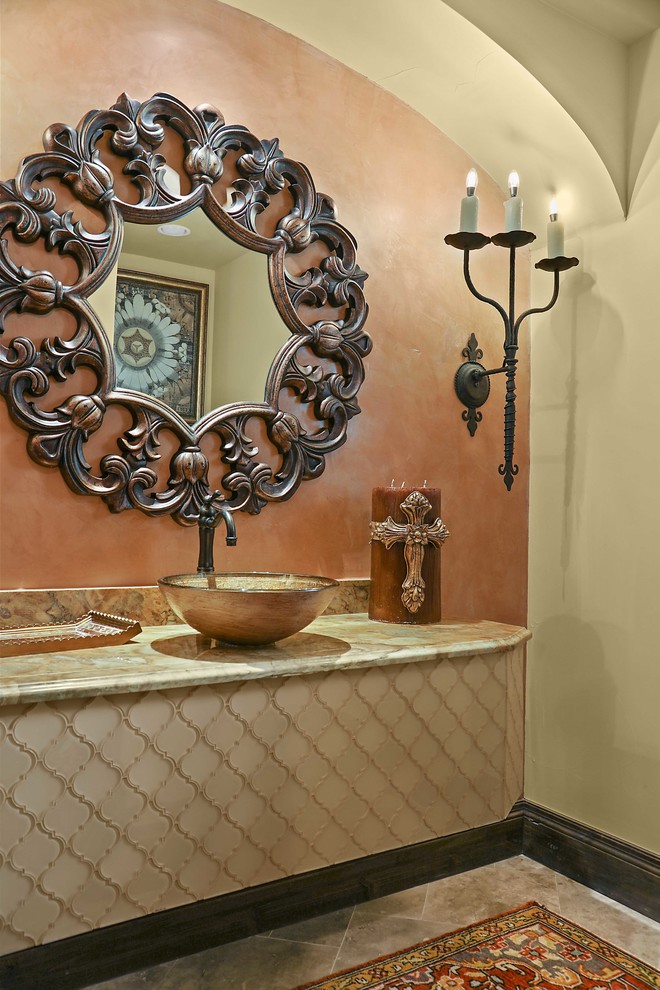 オースティンにあるラグジュアリーな地中海スタイルのおしゃれなトイレ・洗面所 (ピンクの壁、ベッセル式洗面器、マルチカラーの洗面カウンター) の写真