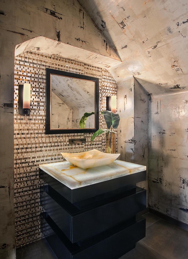 Стильный дизайн: туалет в современном стиле с настольной раковиной, черными фасадами, разноцветной плиткой, плиткой мозаикой и белой столешницей - последний тренд