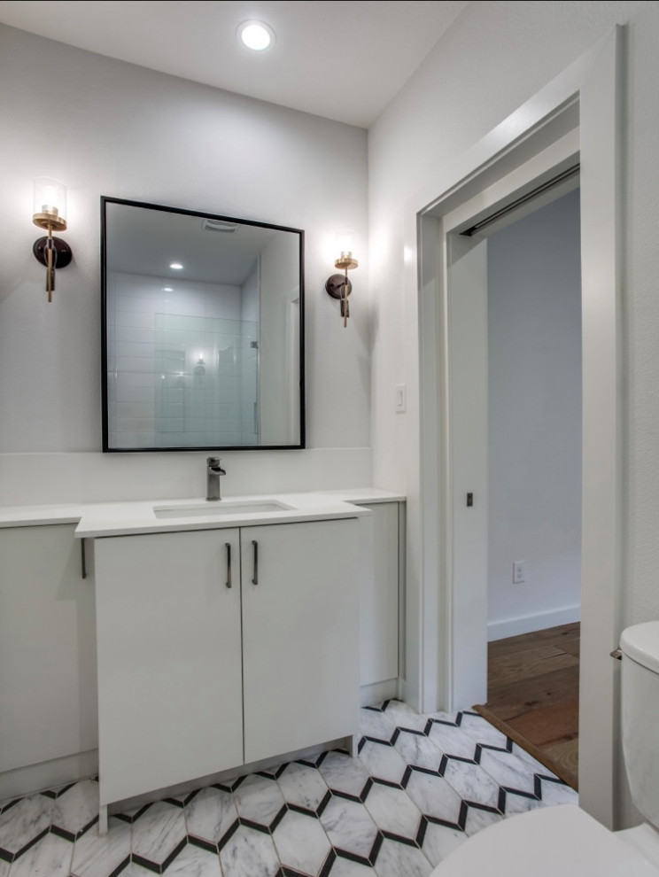 Mittelgroße Moderne Gästetoilette mit Wandtoilette mit Spülkasten, weißer Wandfarbe, Keramikboden, Unterbauwaschbecken, Quarzit-Waschtisch, weißem Boden und weißer Waschtischplatte in Dallas