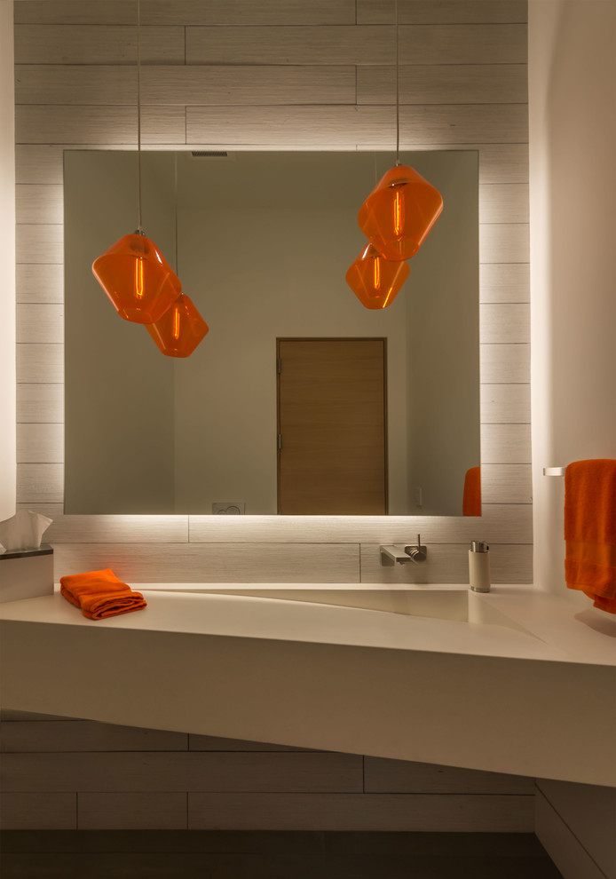 На фото: туалет в современном стиле с керамической плиткой, столешницей из бетона, серой плиткой, монолитной раковиной и белыми стенами с
