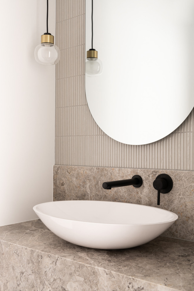 На фото: туалет среднего размера в стиле модернизм с бежевой плиткой, белыми стенами, полом из керамогранита, мраморной столешницей, серым полом, серой столешницей и плиткой мозаикой с