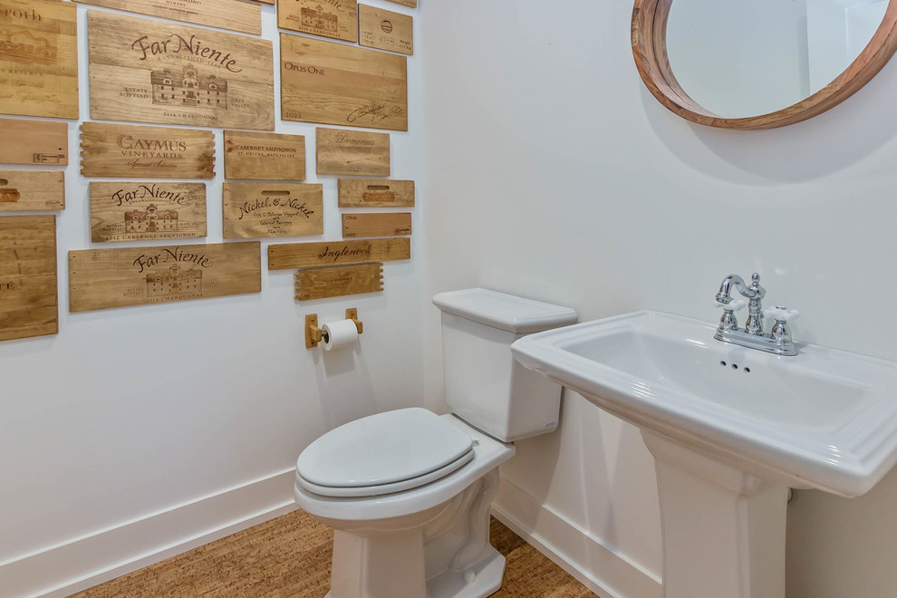 Inspiration för små rustika toaletter, med en toalettstol med separat cisternkåpa, vita väggar, korkgolv och ett piedestal handfat