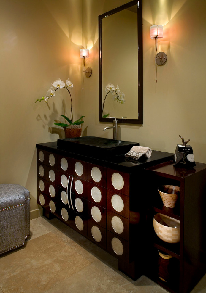 Immagine di un bagno di servizio tradizionale di medie dimensioni con lavabo a bacinella, ante in legno bruno, piastrelle beige, consolle stile comò, top in granito, pareti beige e pavimento in travertino
