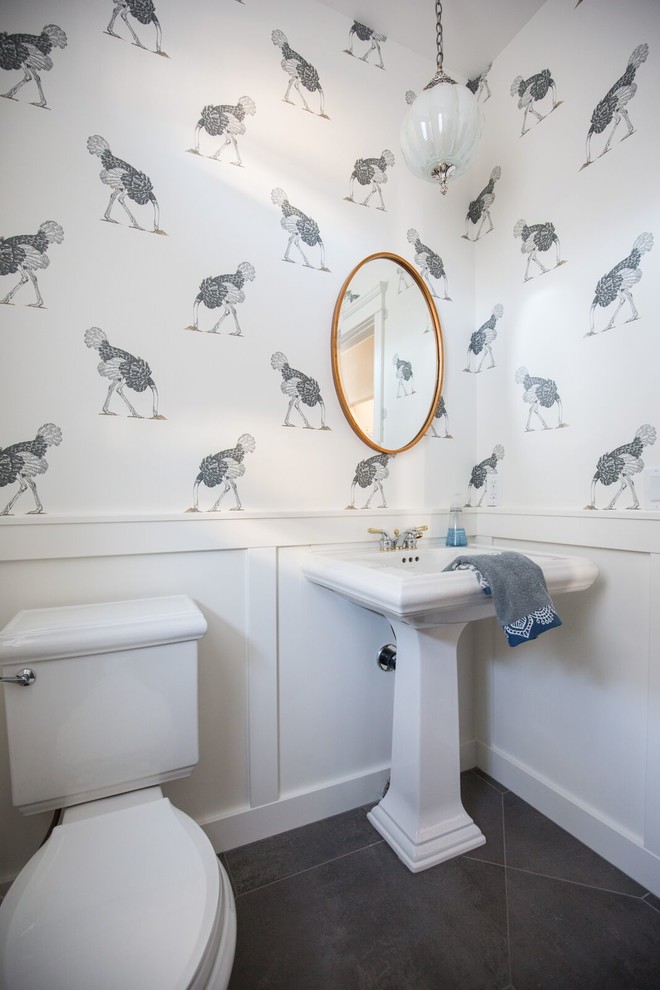 Kleine Landhausstil Gästetoilette mit Wandtoilette mit Spülkasten, weißer Wandfarbe, Zementfliesen für Boden, Sockelwaschbecken und grauem Boden in Calgary