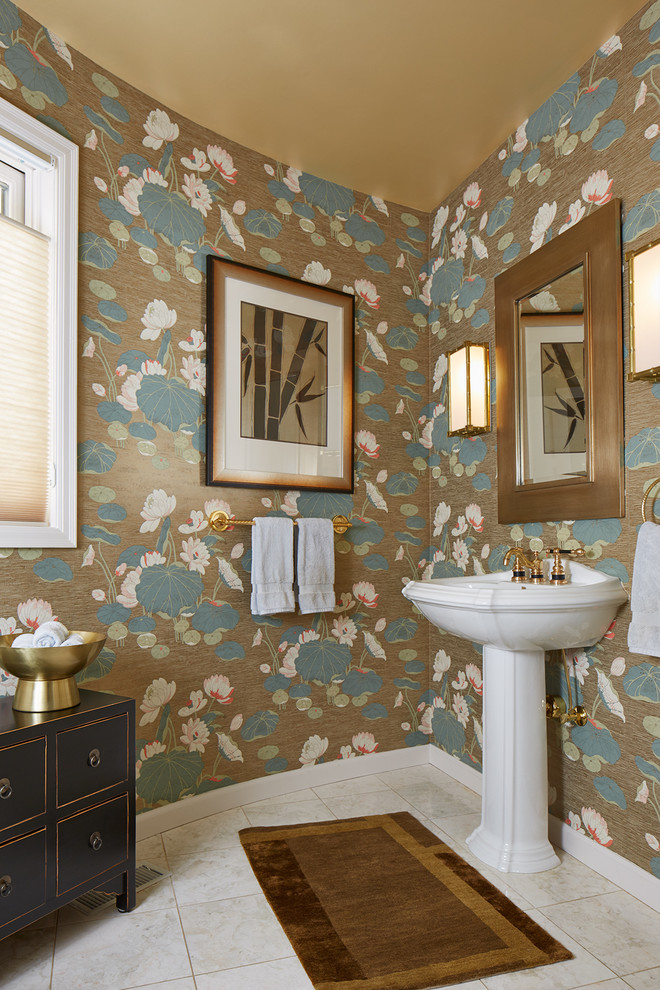 Immagine di un bagno di servizio boho chic di medie dimensioni con lavabo a colonna, pavimento in marmo e pareti multicolore